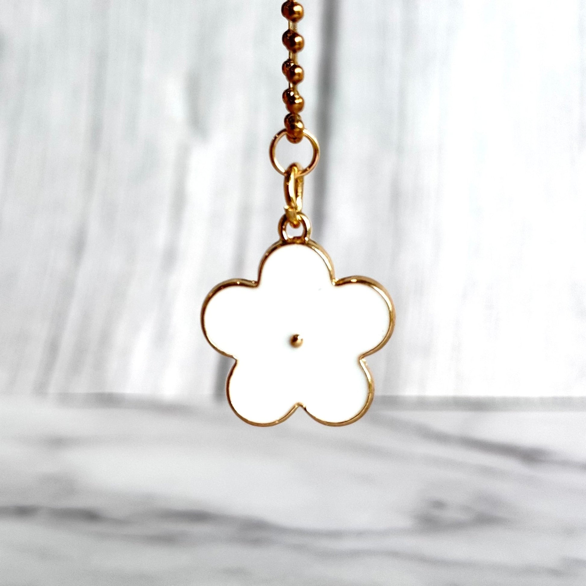 White DAISY Charm - Tumbler Handle Charm - The Nifty Little Finds - Charm - The Nifty Little Finds